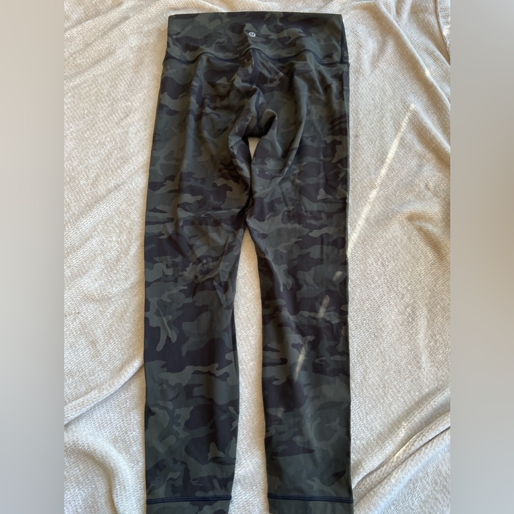 Lululemon Camo 3/4 Leggings Size 8